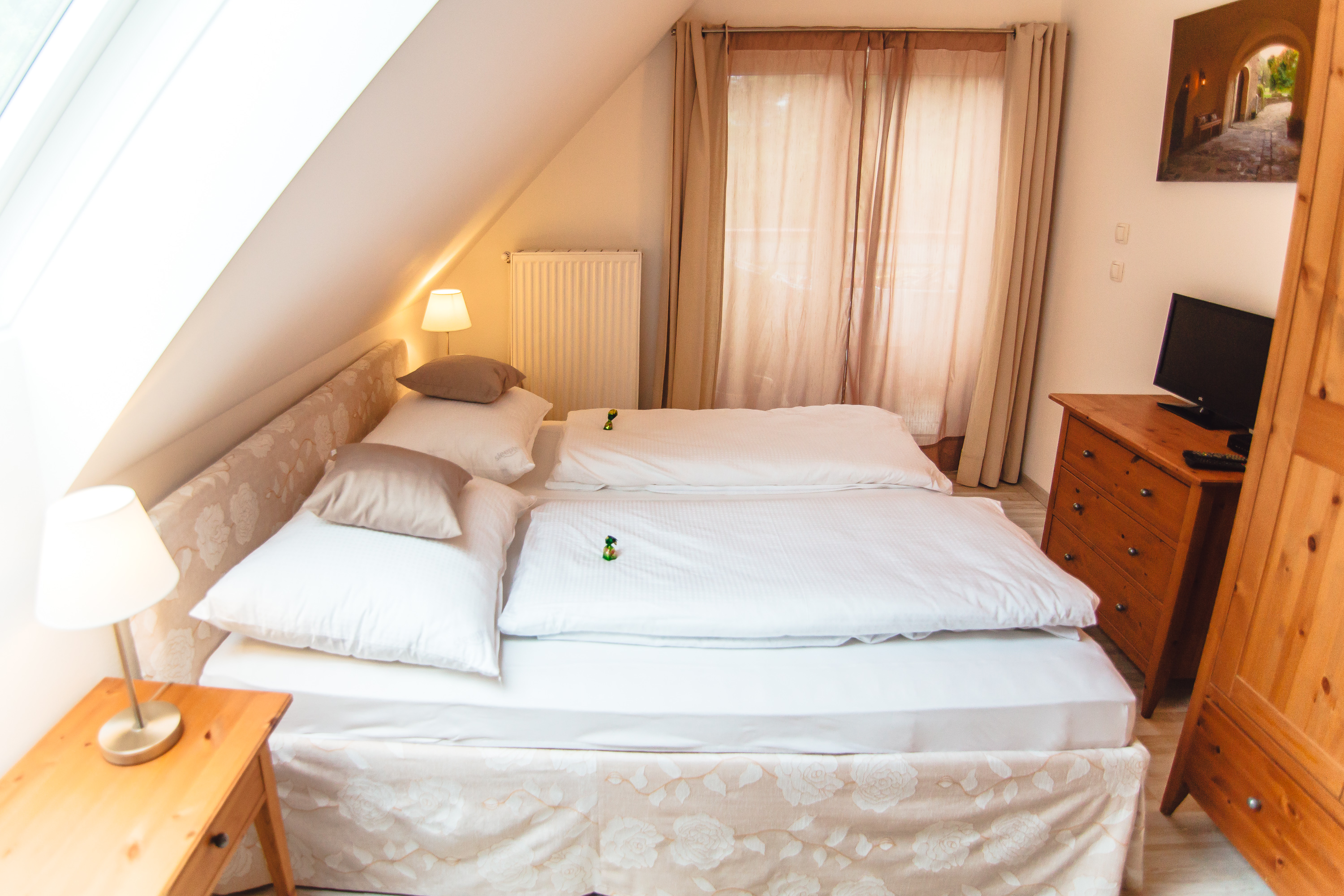 Frühstücksbuffet mit hausgemachten Marmeladen